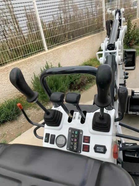 Microexcavadora Bobcat E08 1,1 t de ocasión 2013 con enganche rápido y 3 cucharones