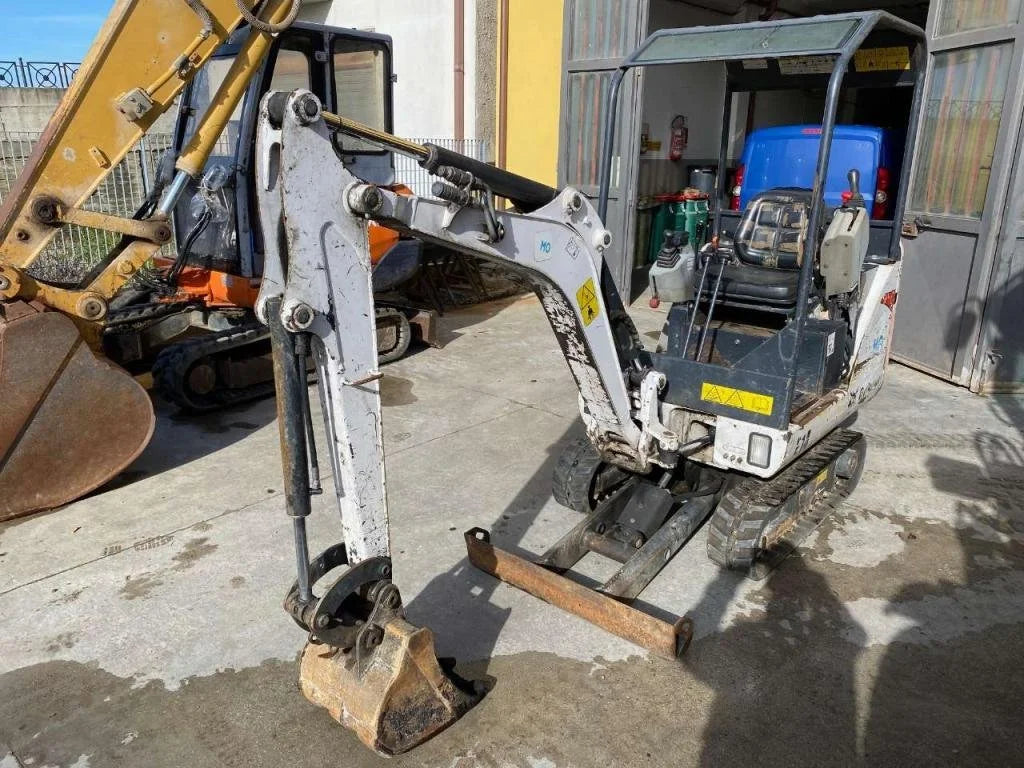 Miniexcavadora Bobcat E14 de 1,5 t de ocasión 2010 con martillo hidráulico, enganche rápido y 3 cucharas