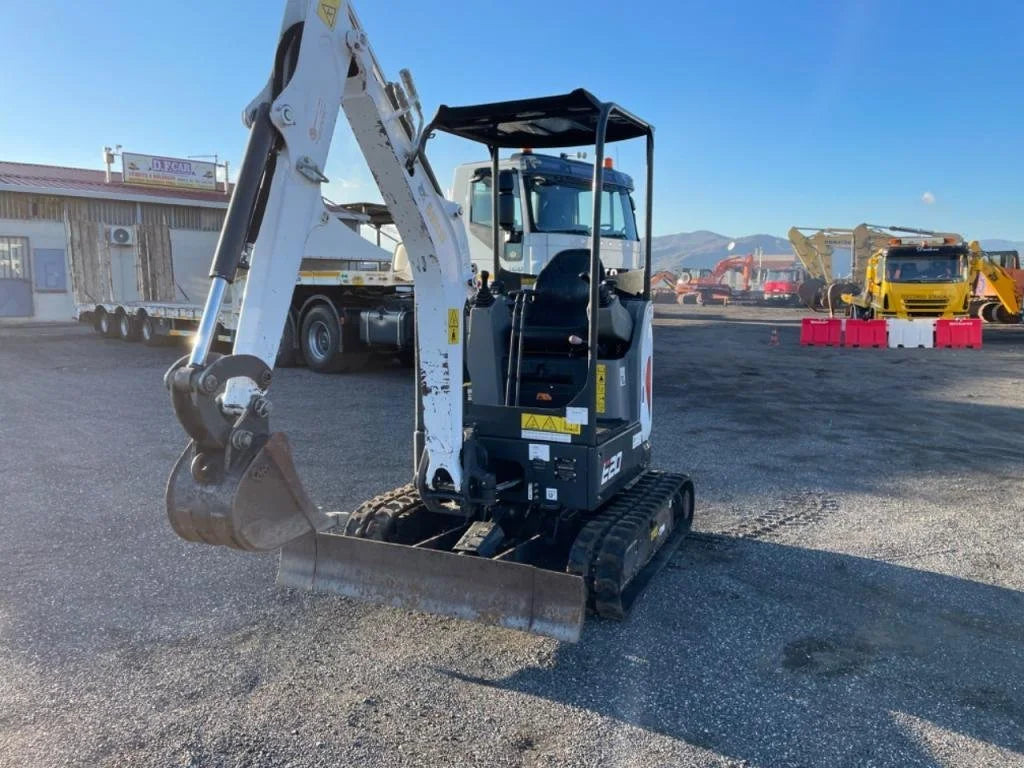 Miniexcavadora Compacta Bobcat E20 de 2 t de Ocasión 2017 con Enganche Rápido y 3 Cazos