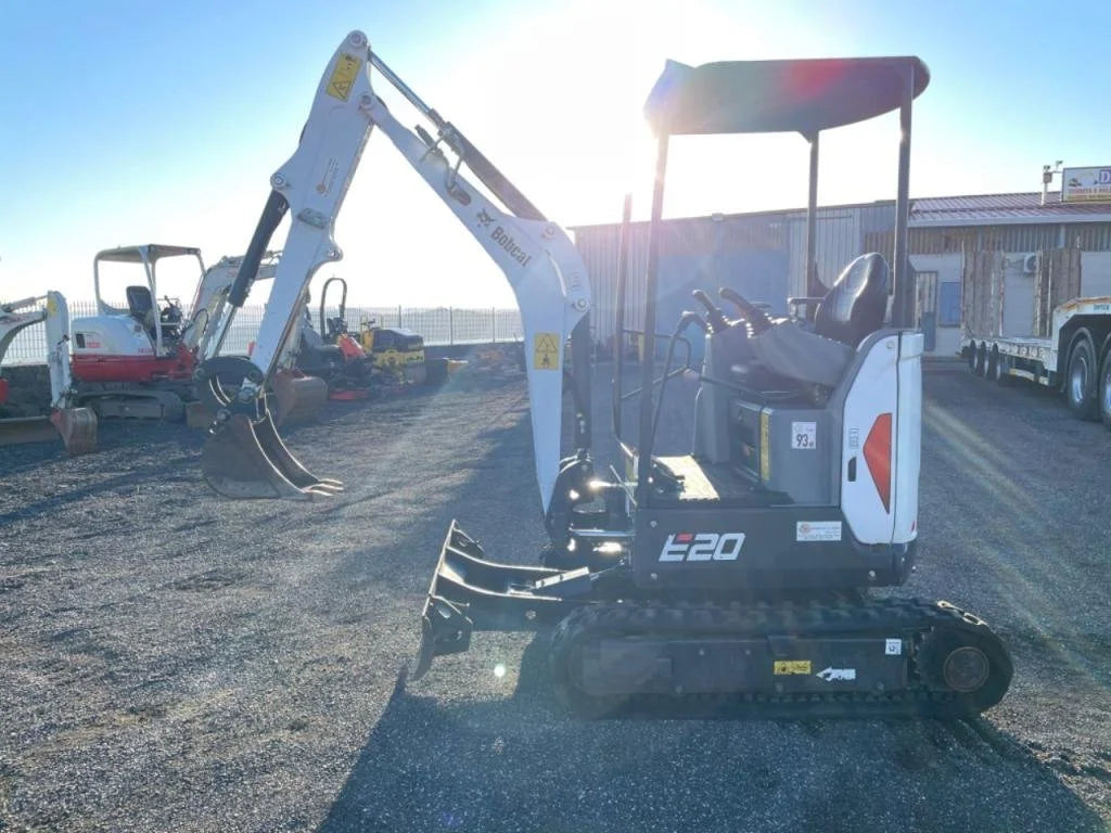 Miniexcavadora Compacta Bobcat E20 de 2 t de Ocasión 2017 con Enganche Rápido y 3 Cazos