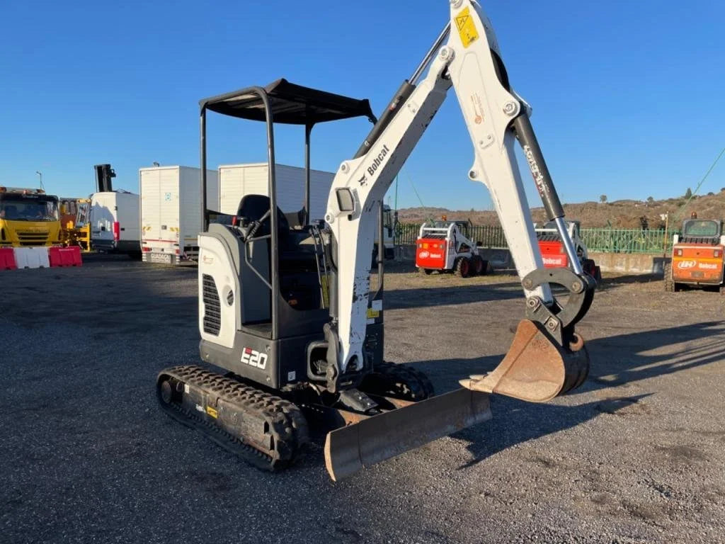 Miniexcavadora Compacta Bobcat E20 de 2 t de Ocasión 2017 con Enganche Rápido y 3 Cazos