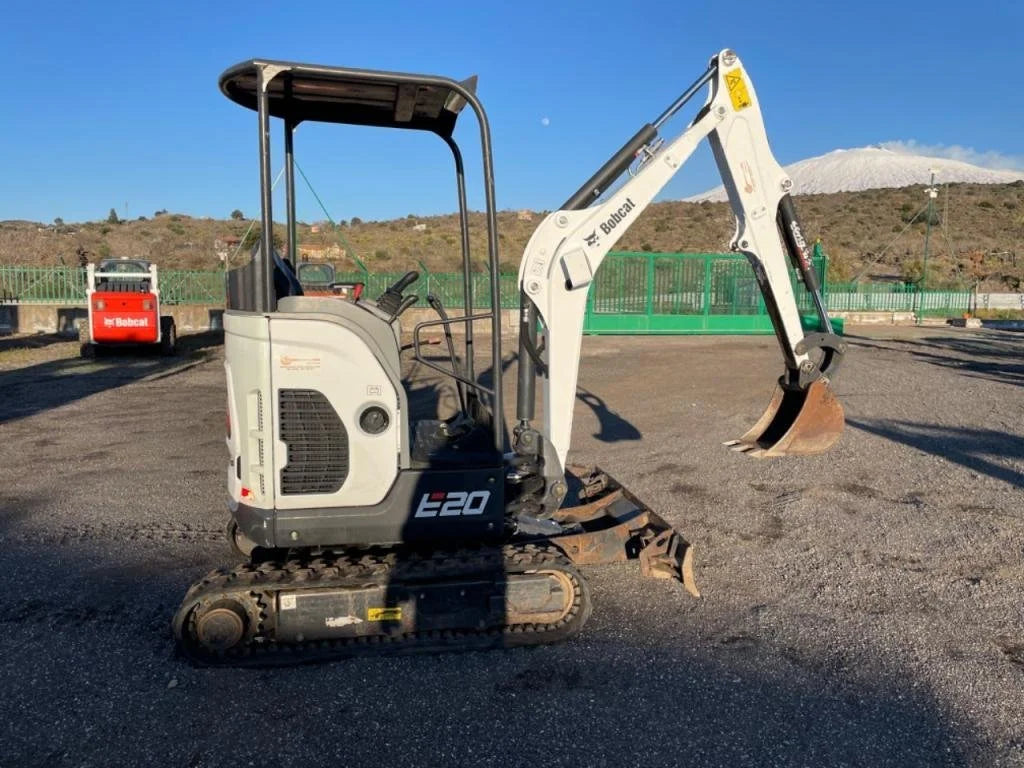 Miniexcavadora Compacta Bobcat E20 de 2 t de Ocasión 2017 con Enganche Rápido y 3 Cazos