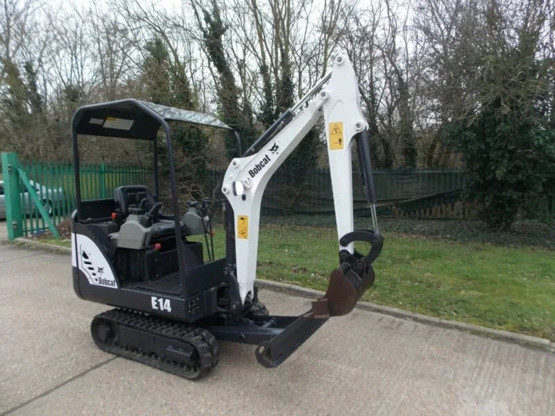 Miniexcavadora Bobcat E14 de 1,5 t de ocasión 2013 con pulgar hidráulico y remolque