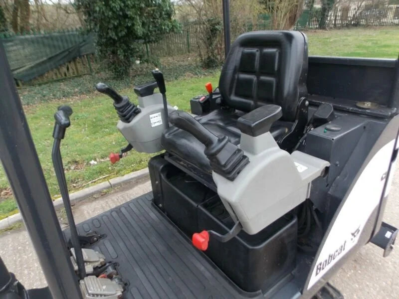 Miniexcavadora Bobcat E14 de 1,5 t de ocasión 2013 con pulgar hidráulico y remolque