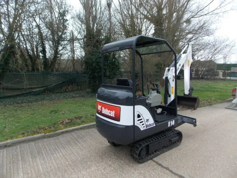 Miniexcavadora Bobcat E14 de 1,5 t de ocasión 2013 con pulgar hidráulico y remolque