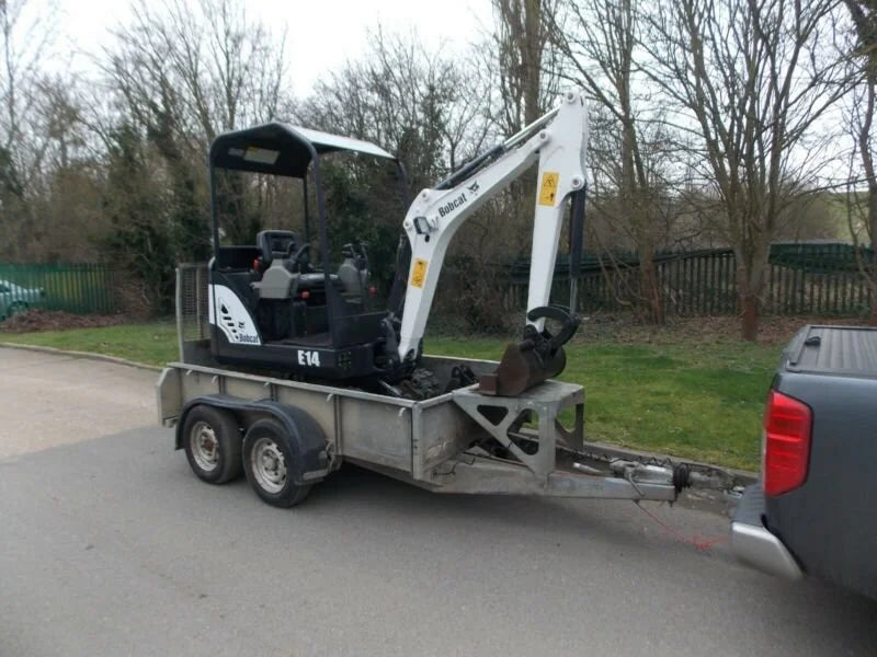 Miniexcavadora Bobcat E14 de 1,5 t de ocasión 2013 con pulgar hidráulico y remolque