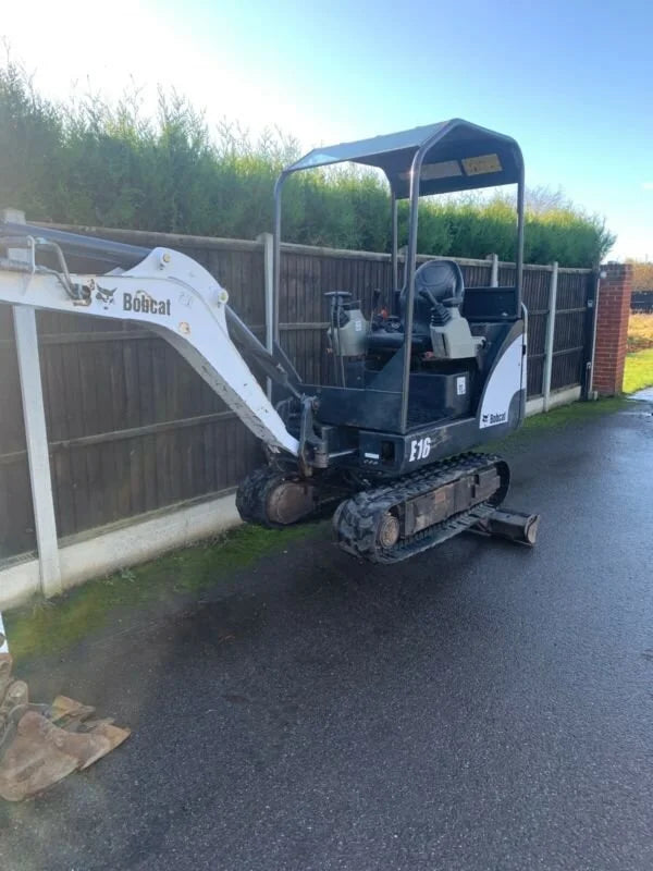 Miniexcavadora Bobcat E16 de 1,6 t de ocasión 2014 con chasis extensible y 3 cucharones