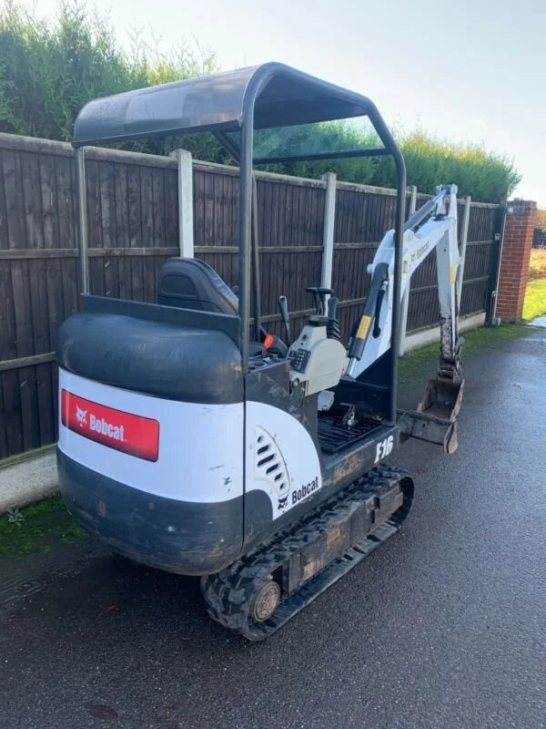 Miniexcavadora Bobcat E16 de 1,6 t de ocasión 2014 con chasis extensible y 3 cucharones
