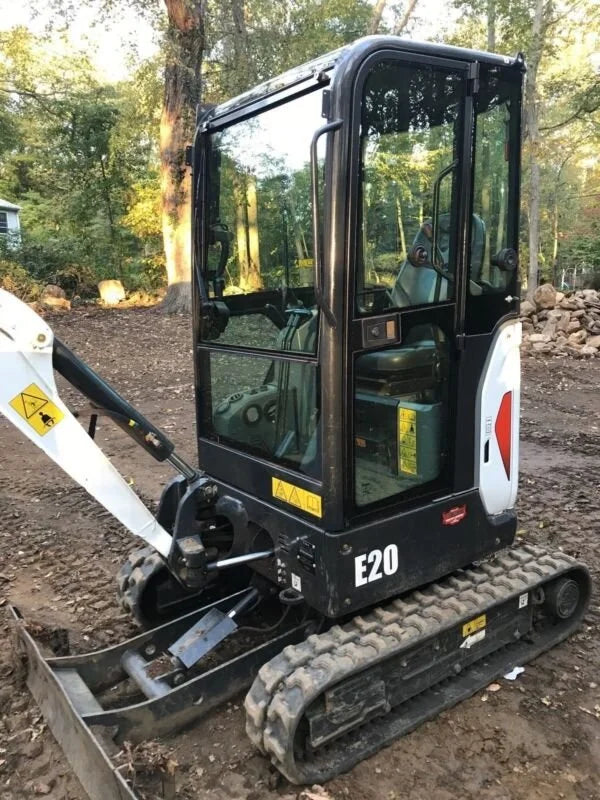 Miniexcavadora Bobcat E20 de 1,8 t de ocasión 2015 con pulgar hidráulico y 3 cucharones