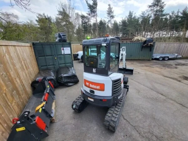 Miniexcavadora Bobcat E26 de 2,5 t de ocasión 2011 con chasis extensible y 3 cucharones