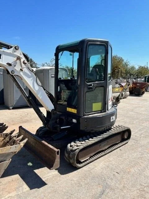 Miniexcavadora Bobcat E26 de 2,7 t de ocasión 2018 con chasis extensible y 3 cucharones