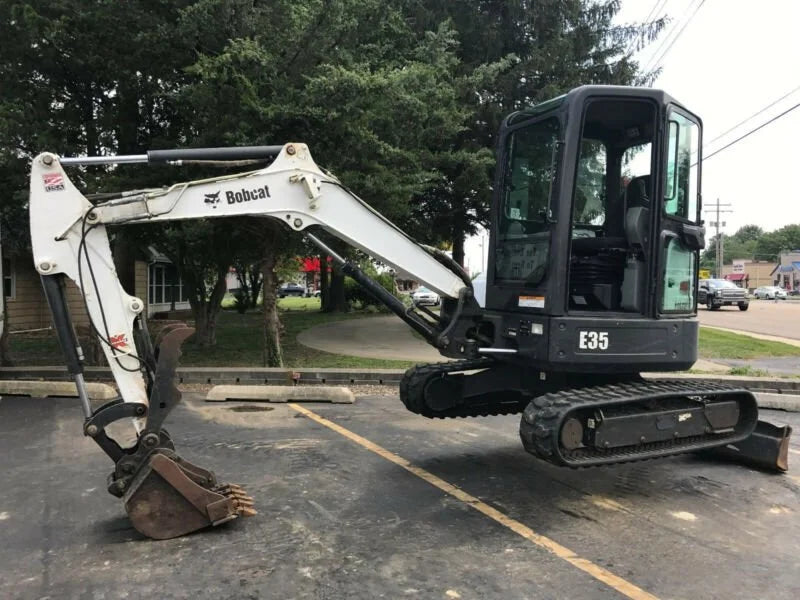 Miniexcavadora Bobcat E35 de 3,5 t de ocasión 2011 con pulgar hidráulico y 3 cucharones