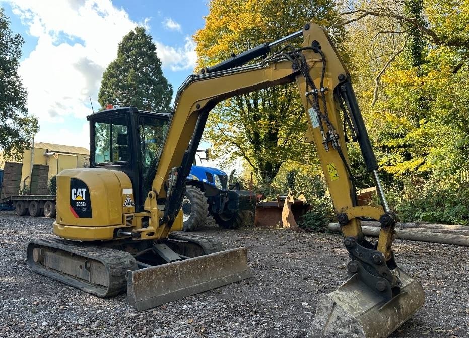 Miniexcavadora Caterpillar 305 E CR de 5 t usada de 2018 con 3502 h y cuchara de limpieza
