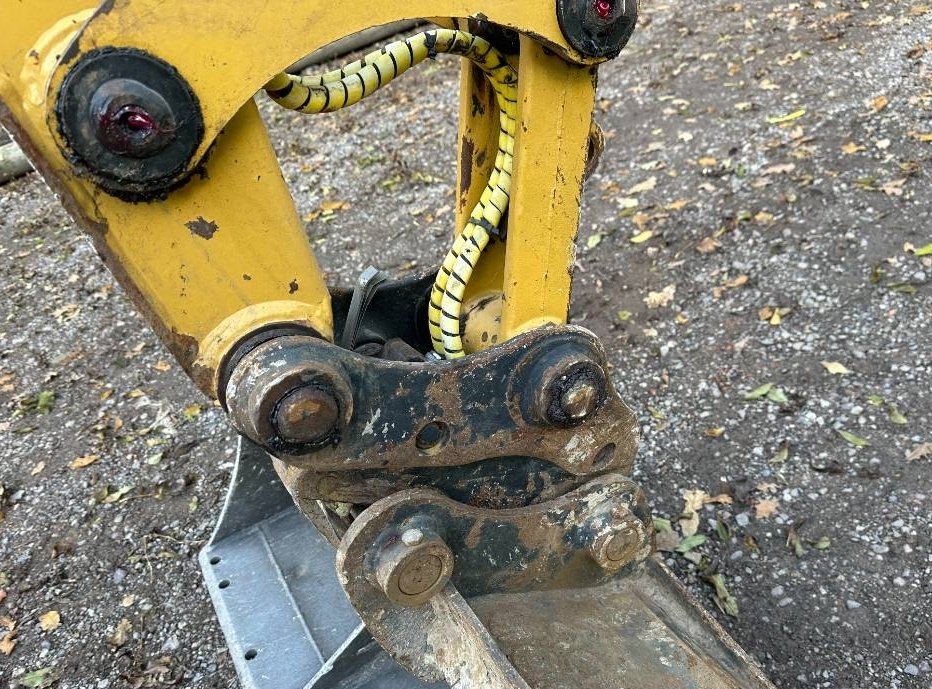Miniexcavadora Caterpillar 305 E CR de 5 t usada de 2018 con 3502 h y cuchara de limpieza
