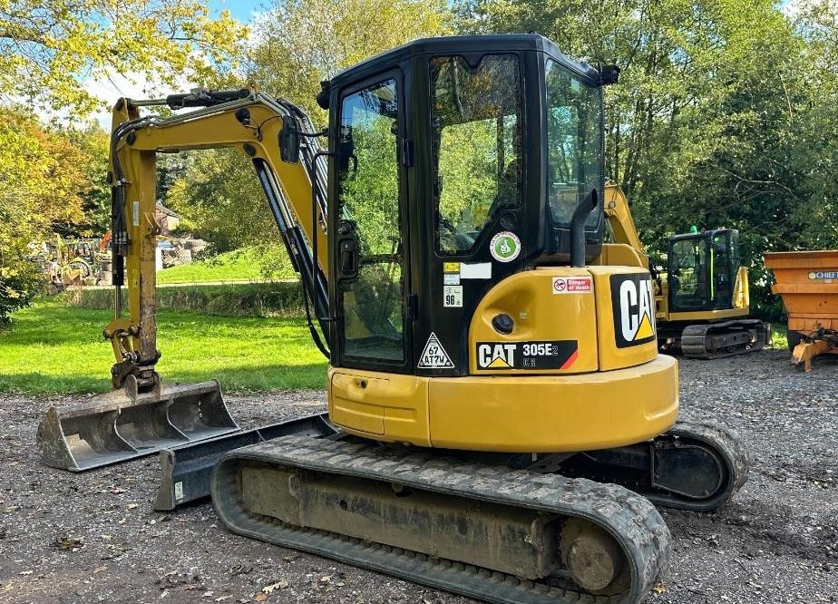 Miniexcavadora Caterpillar 305 E CR de 5 t usada de 2018 con 3502 h y cuchara de limpieza