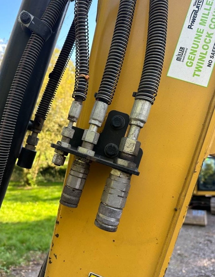 Miniexcavadora Caterpillar 305 E CR de 5 t usada de 2018 con 3502 h y cuchara de limpieza