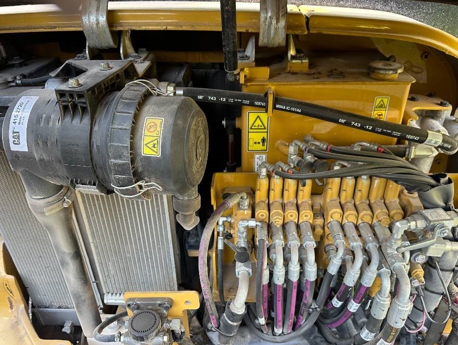Miniexcavadora Caterpillar 305 E CR de 5 t usada de 2018 con 3502 h y cuchara de limpieza