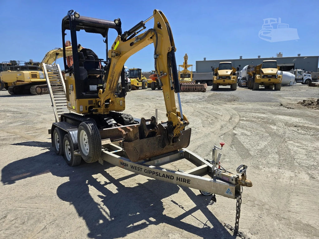 Miniexcavadora Caterpillar 301.7CR de 1,8 t de ocasión 2021 con 3 cucharas y remolque