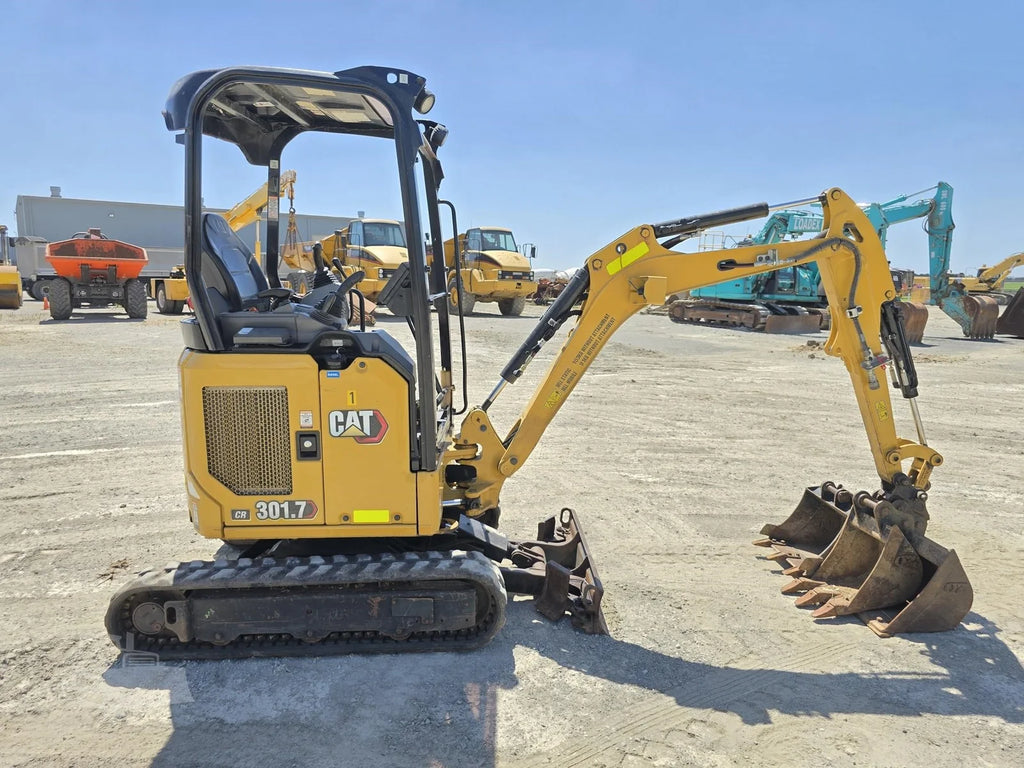 Miniexcavadora Caterpillar 301.7CR de 1,8 t de ocasión 2021 con 3 cucharas y remolque