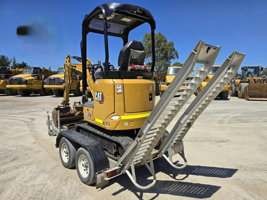 Miniexcavadora Caterpillar 301.7CR de 1,8 t de ocasión 2021 con 3 cucharas y remolque