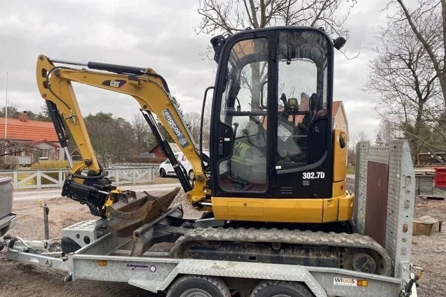 Miniexcavadora Caterpillar 302.7D de 2,7 t usada 2013 con martillo hidráulico, remolque y 4 cucharones