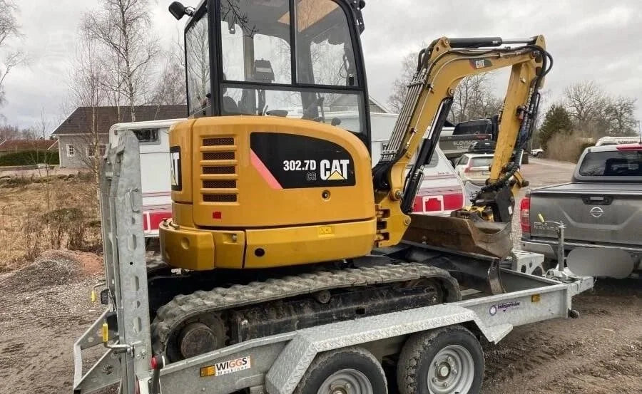 Miniexcavadora Caterpillar 302.7D de 2,7 t usada 2013 con martillo hidráulico, remolque y 4 cucharones