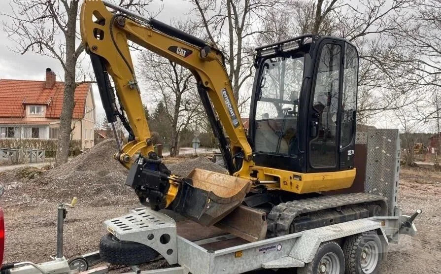 Miniexcavadora Caterpillar 302.7D de 2,7 t usada 2013 con martillo hidráulico, remolque y 4 cucharones