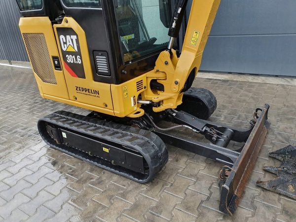 Miniexcavadora Caterpillar 301.6 de 1,8 t usada 2019 de 1870 h con enganche Lehnhoff