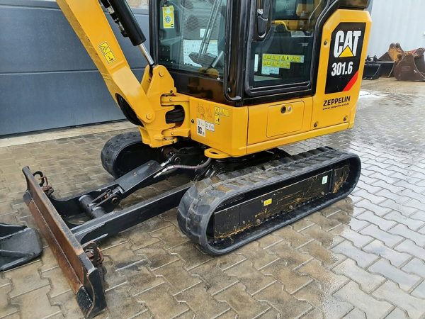 Miniexcavadora Caterpillar 301.6 de 1,8 t usada 2019 de 1870 h con enganche Lehnhoff