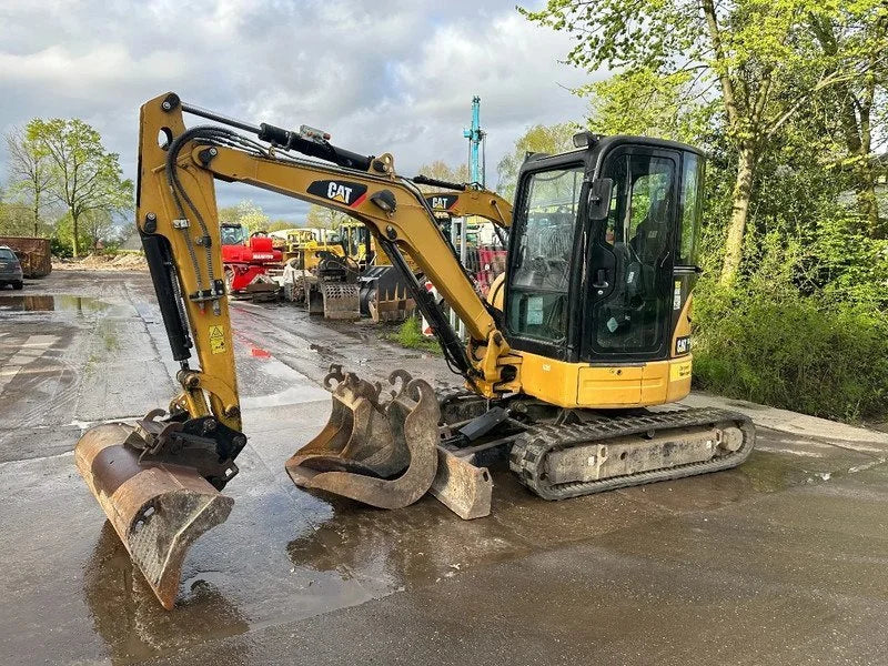Miniexcavadora Caterpillar 303.5E CR de 3,58 t usada 2013 de 5 555 h con 3 cucharones