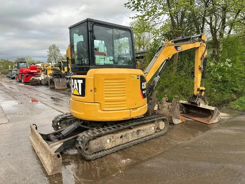 Miniexcavadora Caterpillar 303.5E CR de 3,58 t usada 2013 de 5 555 h con 3 cucharones