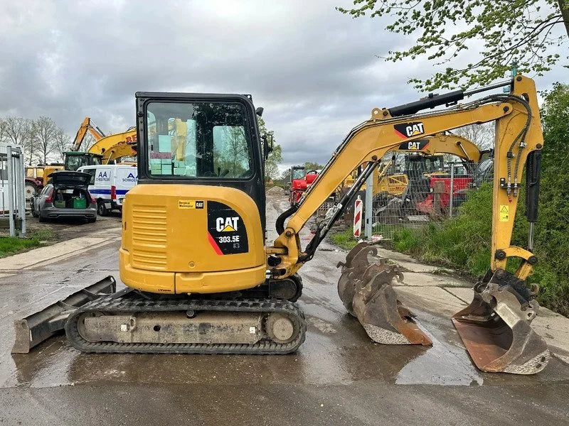 Miniexcavadora Caterpillar 303.5E CR de 3,58 t usada 2013 de 5 555 h con 3 cucharones