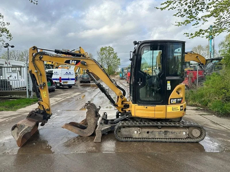 Miniexcavadora Caterpillar 303.5E CR de 3,58 t usada 2013 de 5 555 h con 3 cucharones