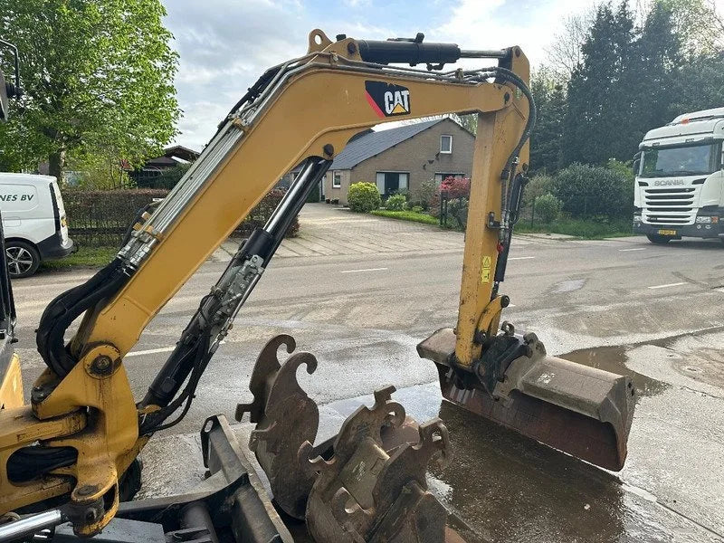 Miniexcavadora Caterpillar 303.5E CR de 3,58 t usada 2013 de 5 555 h con 3 cucharones