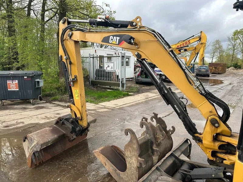 Miniexcavadora Caterpillar 303.5E CR de 3,58 t usada 2013 de 5 555 h con 3 cucharones