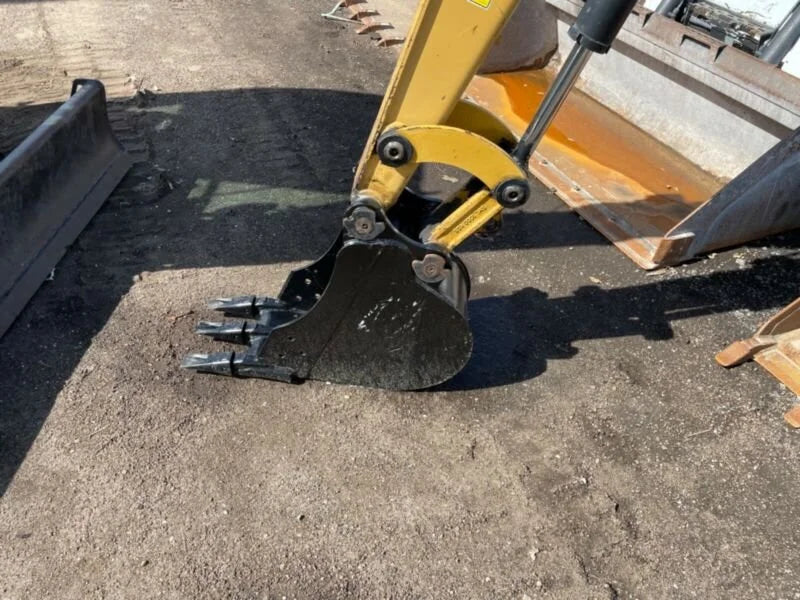Miniexcavadora Caterpillar 303.5ECR 3,5 t usada 2015 cabina con aire acondicionado con 3 cucharones