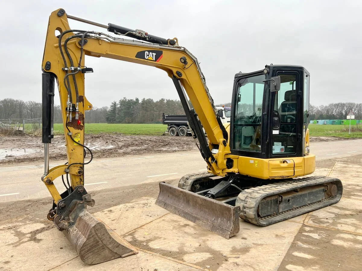 Miniexcavadora Caterpillar 305.5E2 CR de 5,2 t usada 2018 con 3692 h y 3 cucharones