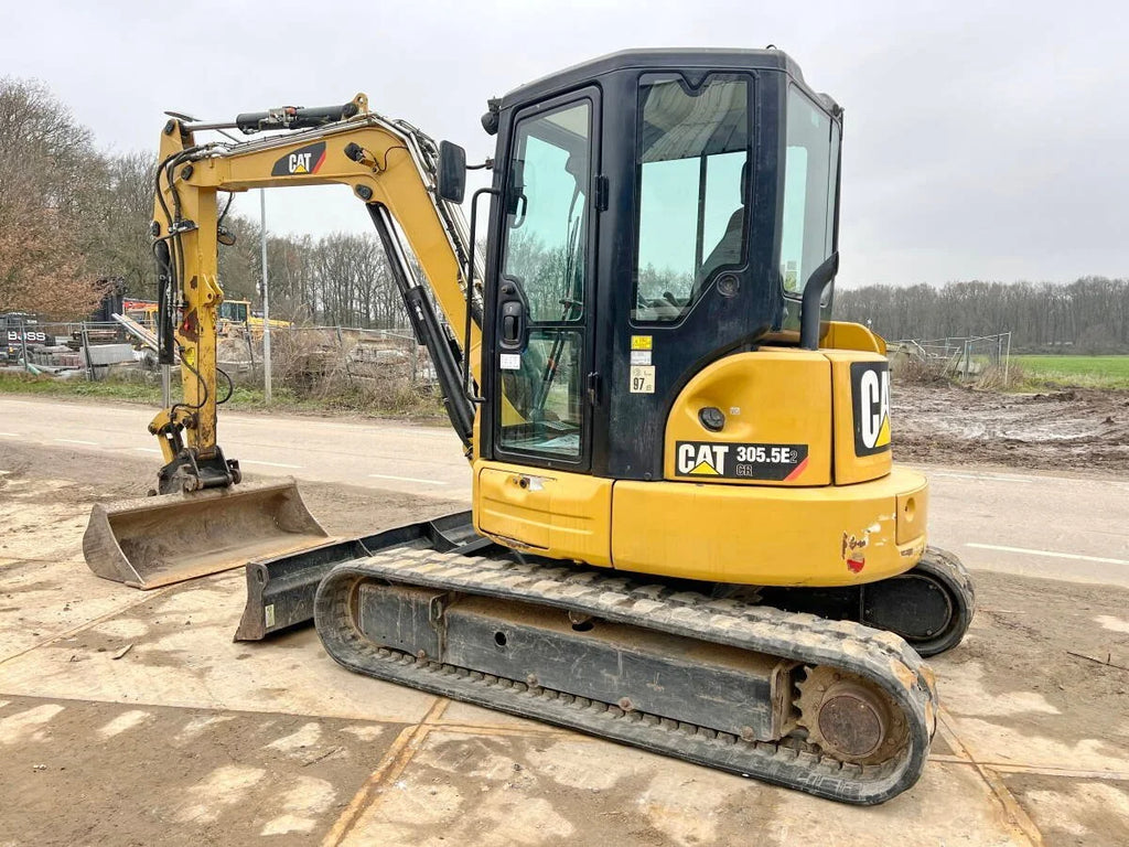 Miniexcavadora Caterpillar 305.5E2 CR de 5,2 t usada 2018 con 3692 h y 3 cucharones