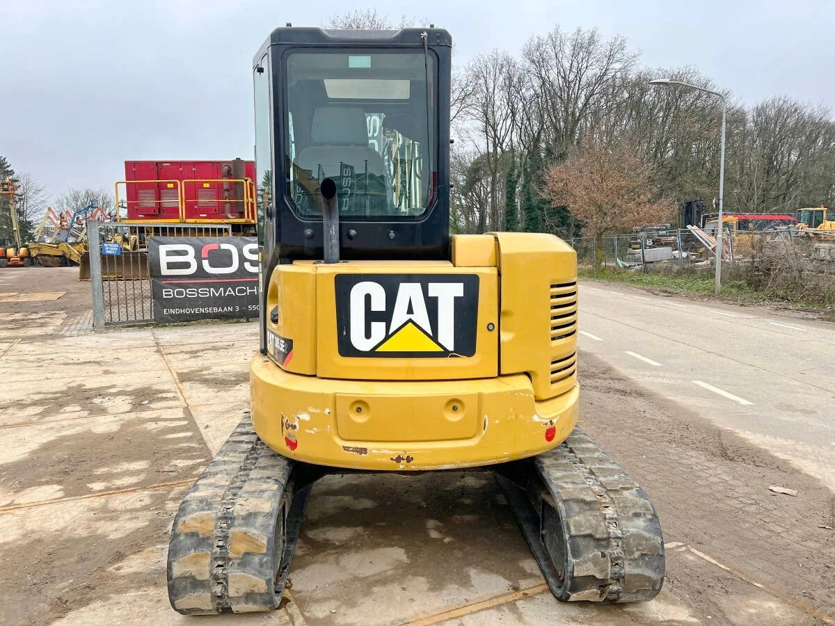 Miniexcavadora Caterpillar 305.5E2 CR de 5,2 t usada 2018 con 3692 h y 3 cucharones