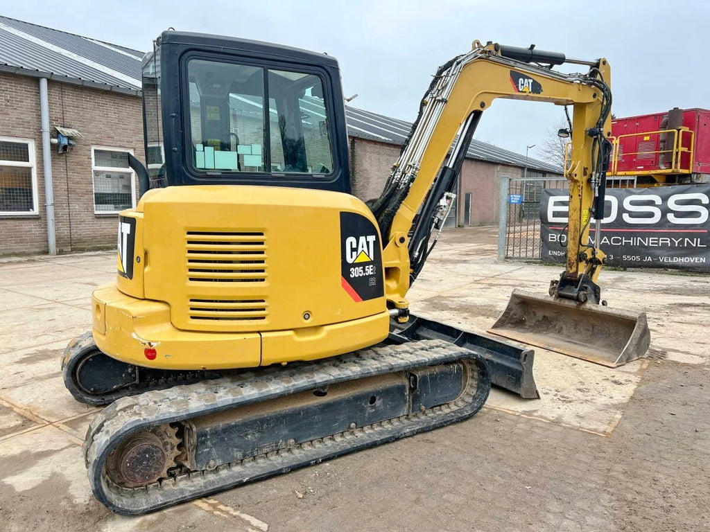 Miniexcavadora Caterpillar 305.5E2 CR de 5,2 t usada 2018 con 3692 h y 3 cucharones