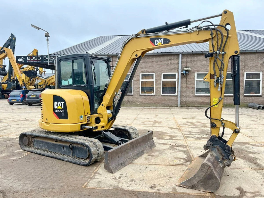 Miniexcavadora Caterpillar 305.5E2 CR de 5,2 t usada 2018 con 3692 h y 3 cucharones