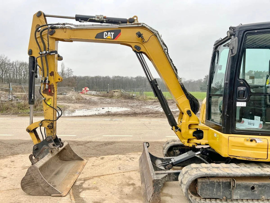 Miniexcavadora Caterpillar 305.5E2 CR de 5,2 t usada 2018 con 3692 h y 3 cucharones