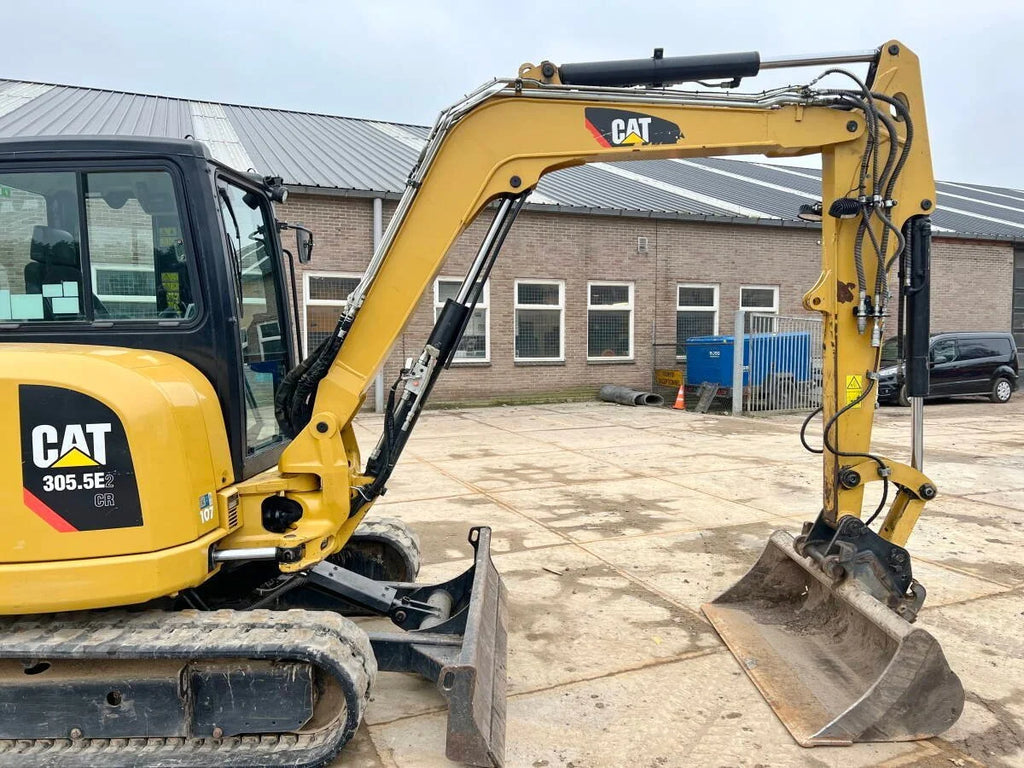 Miniexcavadora Caterpillar 305.5E2 CR de 5,2 t usada 2018 con 3692 h y 3 cucharones