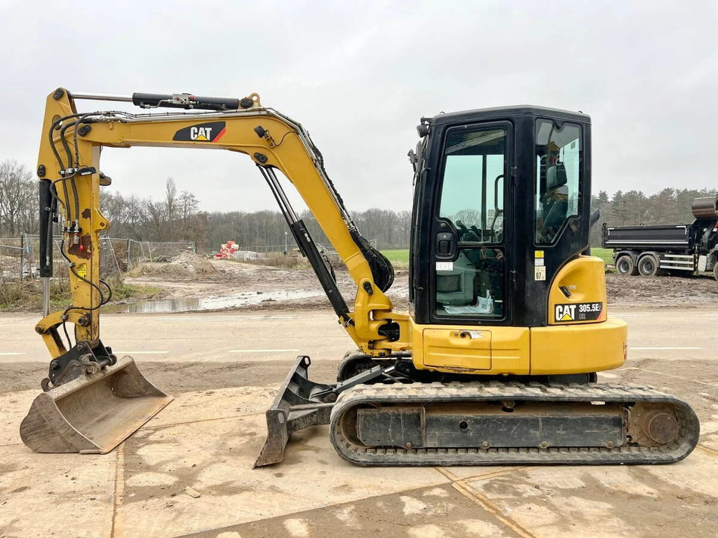 Miniexcavadora Caterpillar 305.5E2 CR de 5,2 t usada 2018 con 3692 h y 3 cucharones