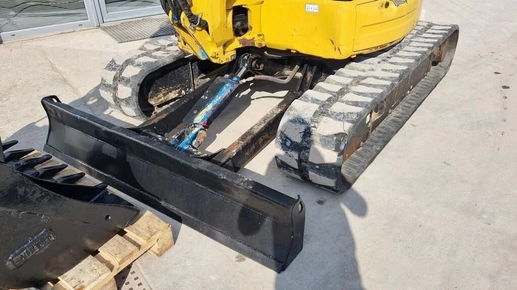 Miniexcavadora Caterpillar 305E2 de 5 t usada 2018 de 4095 h de 31 kW con 3 cucharones