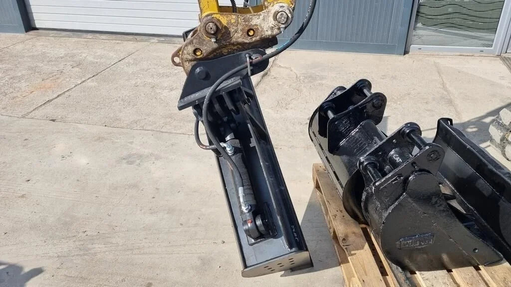 Miniexcavadora Caterpillar 305E2 de 5 t usada 2018 de 4095 h de 31 kW con 3 cucharones