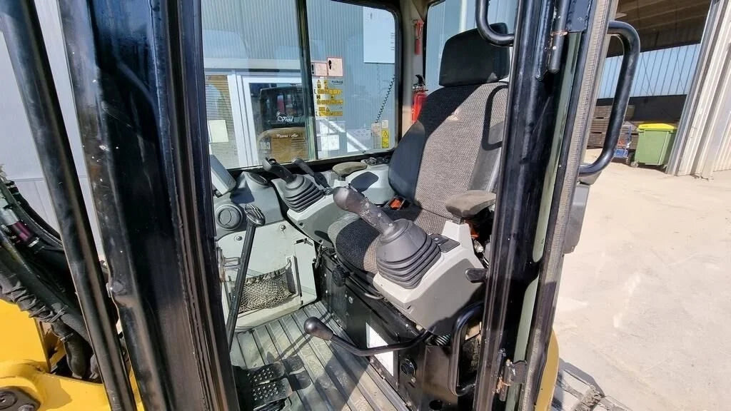 Miniexcavadora Caterpillar 305E2 de 5 t usada 2018 de 4095 h de 31 kW con 3 cucharones