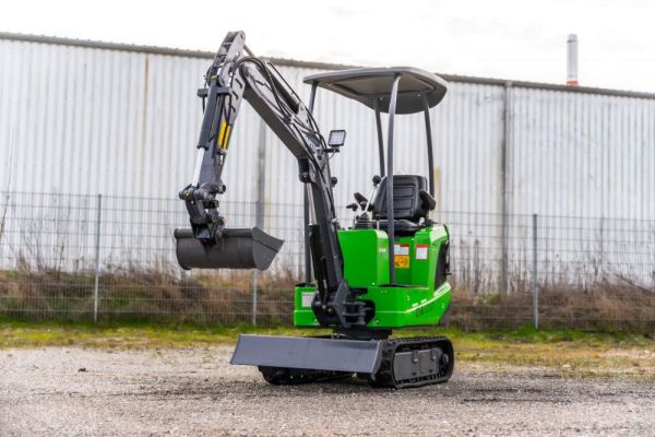 Mini excavadora eléctrica de litio Compartec CT-B 12 Li de 1,1 t usada, 108 h con 3 cucharones