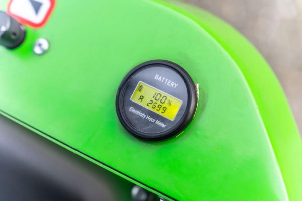 Mini excavadora eléctrica de litio Compartec CT-B 12 Li de 1,1 t usada, 108 h con 3 cucharones