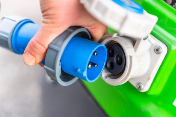 Mini excavadora eléctrica de litio Compartec CT-B 12 Li de 1,1 t usada, 108 h con 3 cucharones